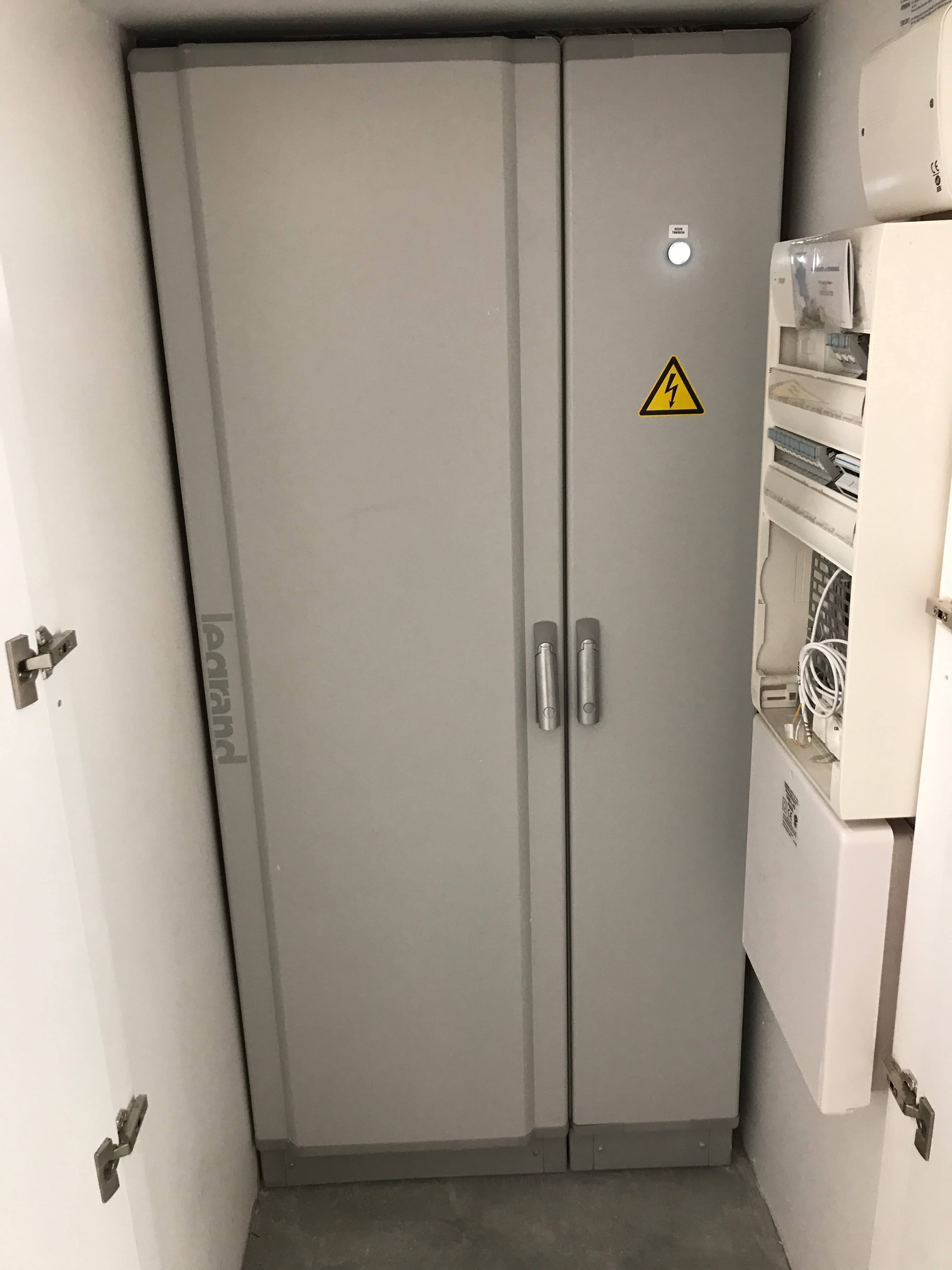 Installation d'une armoire électrique tertiaire